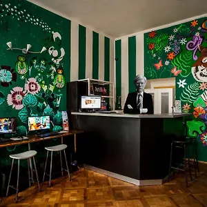  Hostel Art Hole